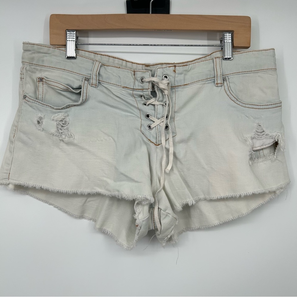 Billabong distressed low waisted light wash jean shorts size 30
